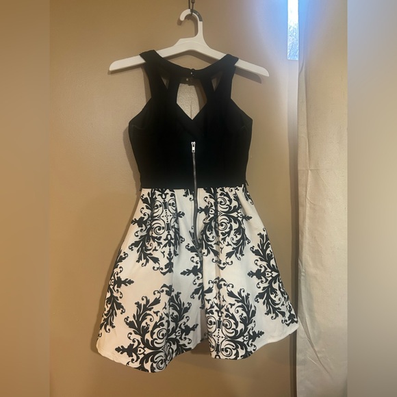 Size 1 homecoming/prom dress - Picture 2 of 3